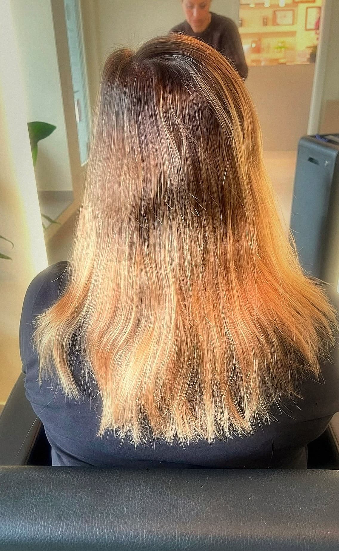 Warme Balayage mit weichem Ansatzverlauf im Para mi Hairsalon