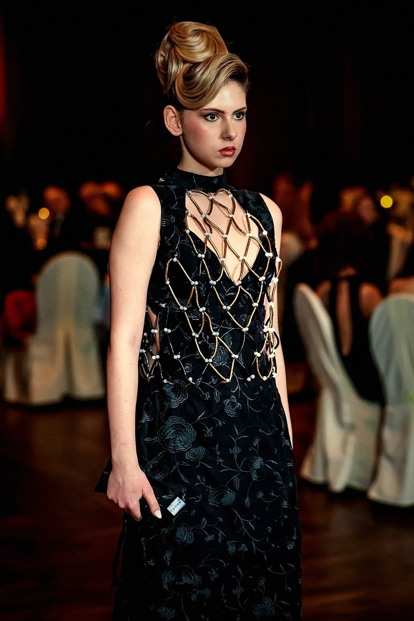 Wettbewerbsstyling im schwarzen Kleid auf dem Laufsteg
